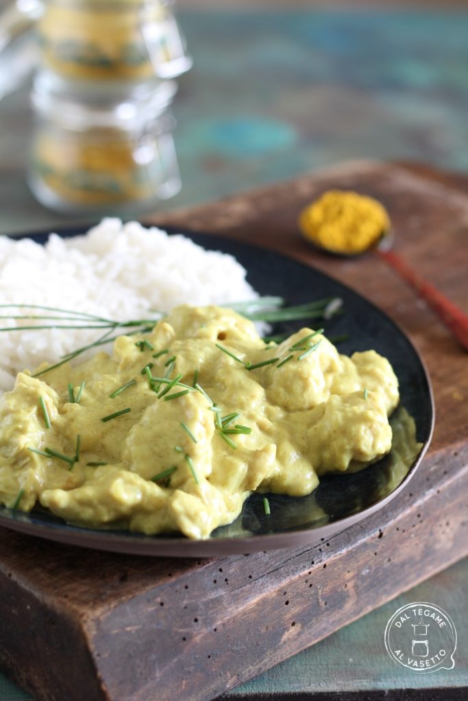 peito de frango cozido com leite de coco e curry em pote no micro-ondas com a técnica de vasocottura