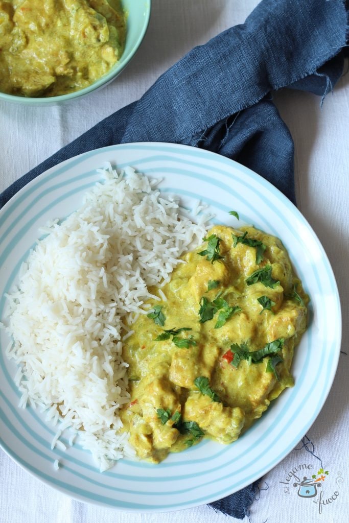 receita indiana para fazer peito de frango ao curry com iogurte grego no prato com arroz pilaf
