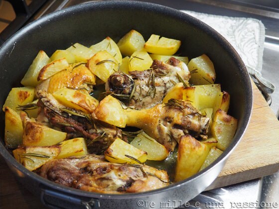 Frango assado com batatas: O segredo para uma crosta crocante e irresistível