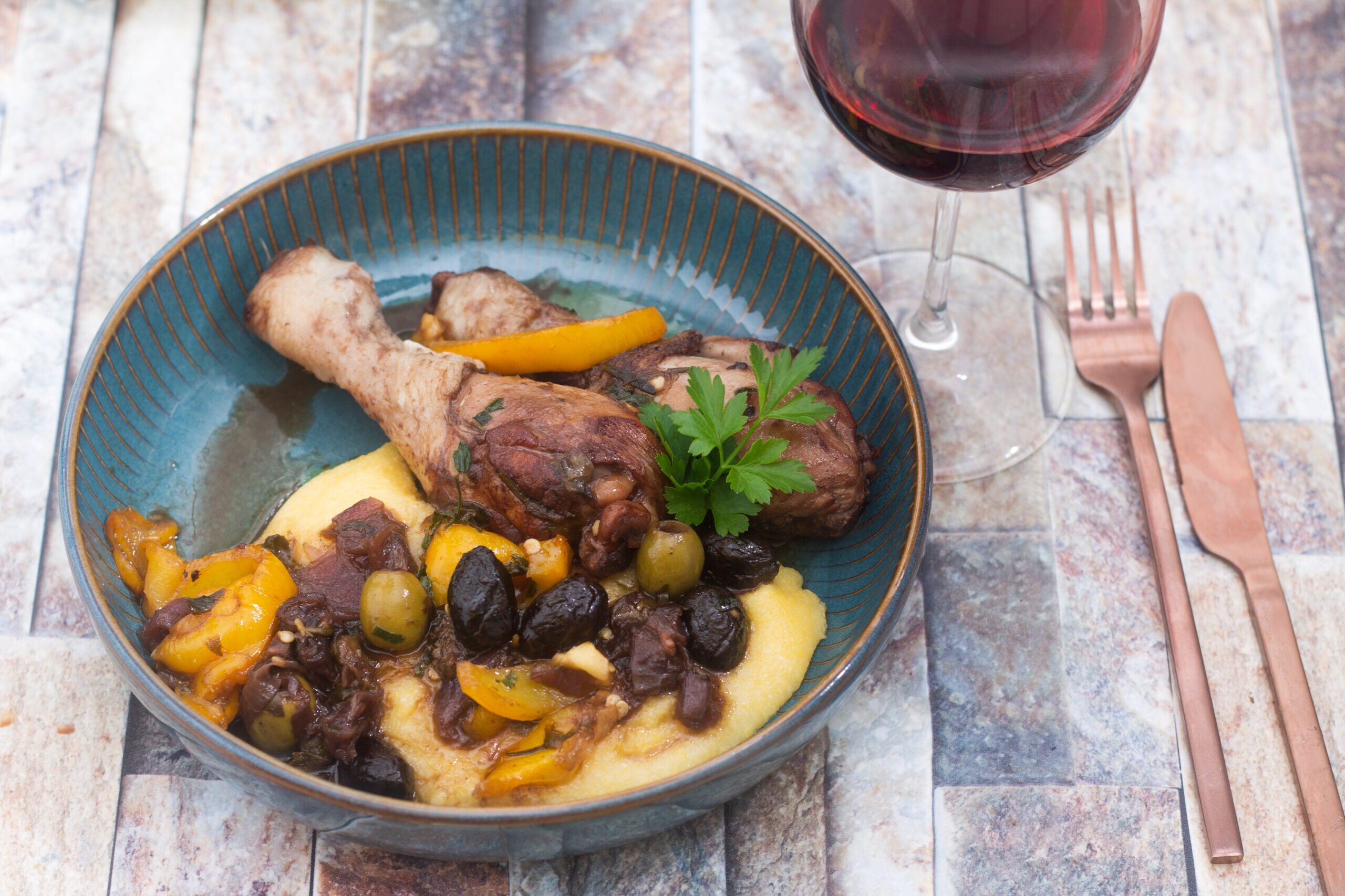 Frango com pimentões e azeitonas