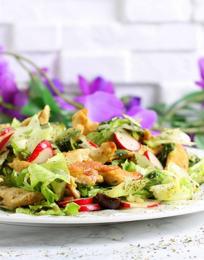 Salada de frango com rabanetes e azeitonas