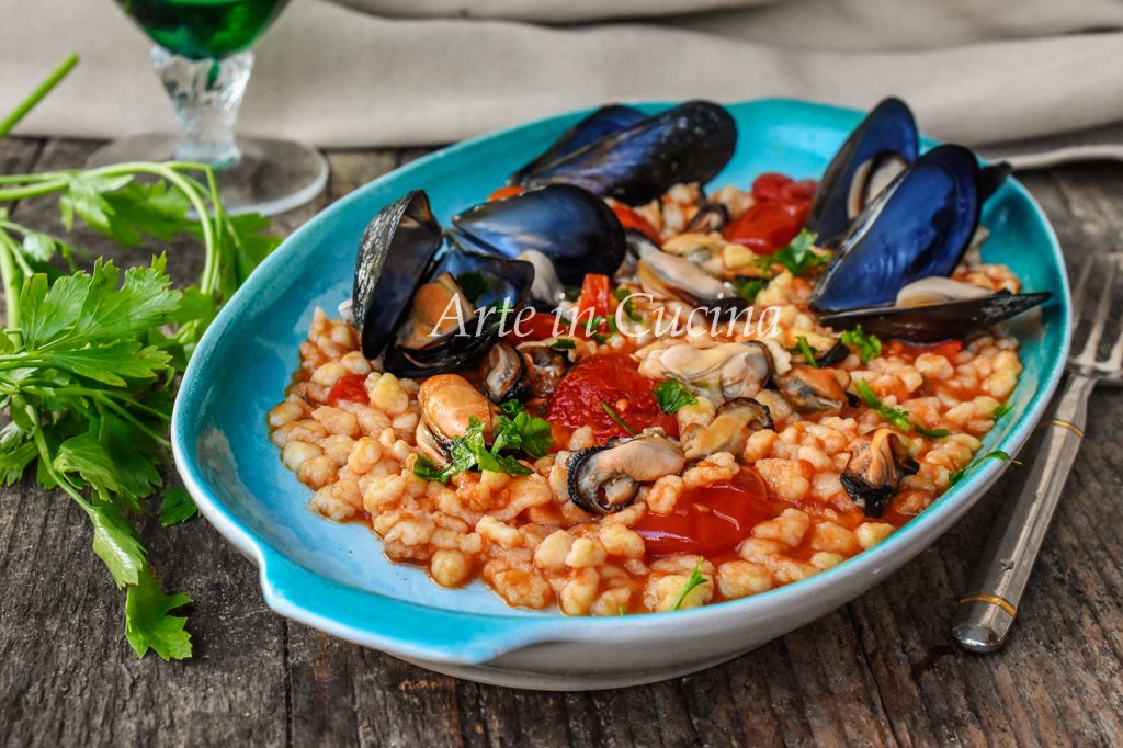 Fregola com mexilhões primeiro prato do mar