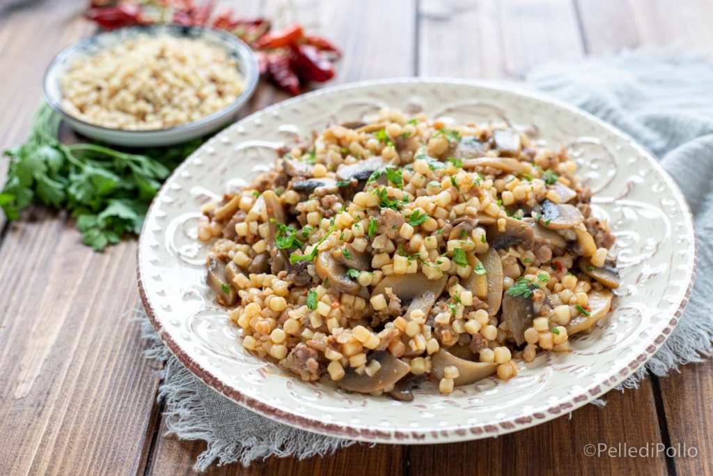 fregola com cogumelos e linguiça