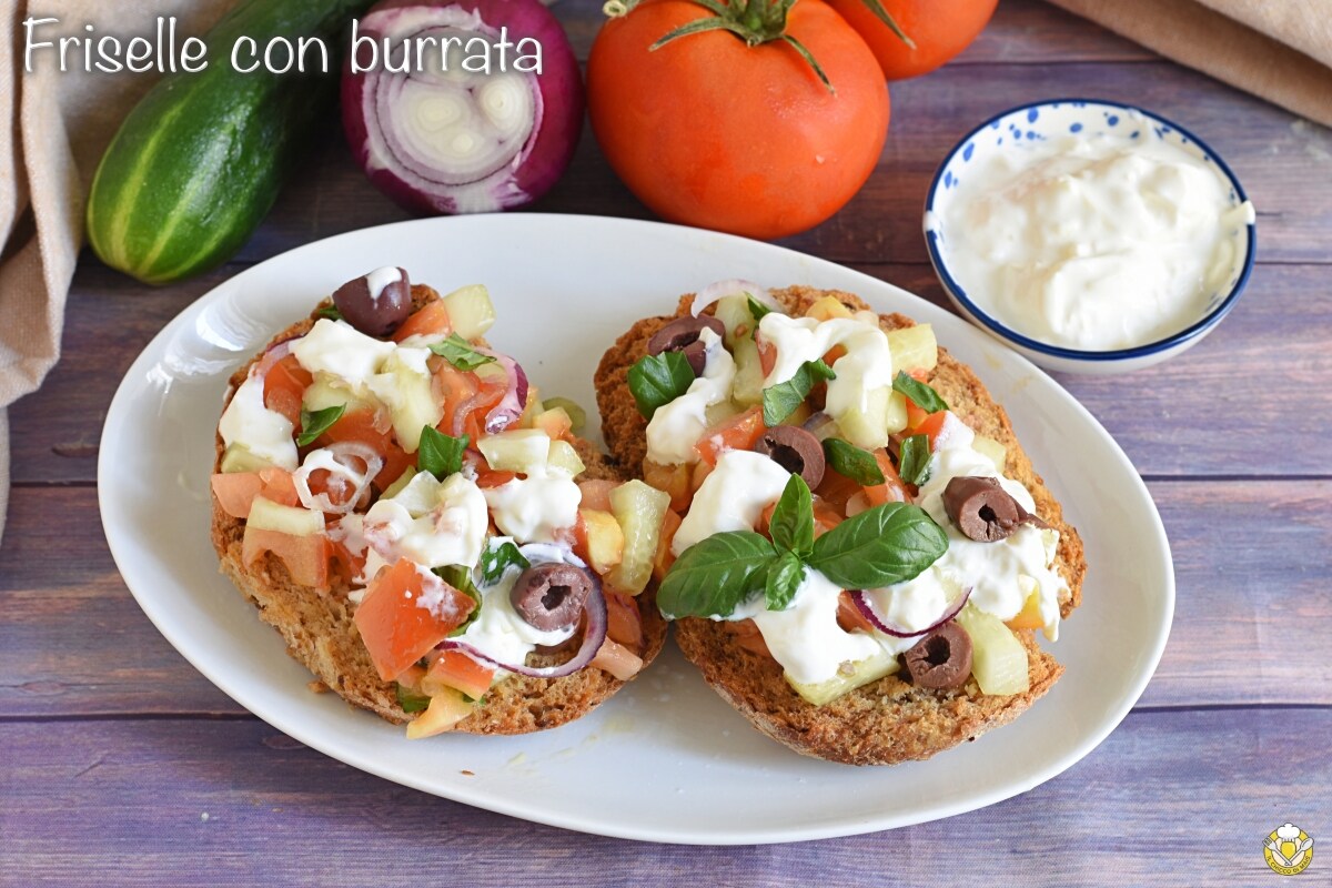 Friselle com burrata e verduras: uma entrada de verão da Apúlia