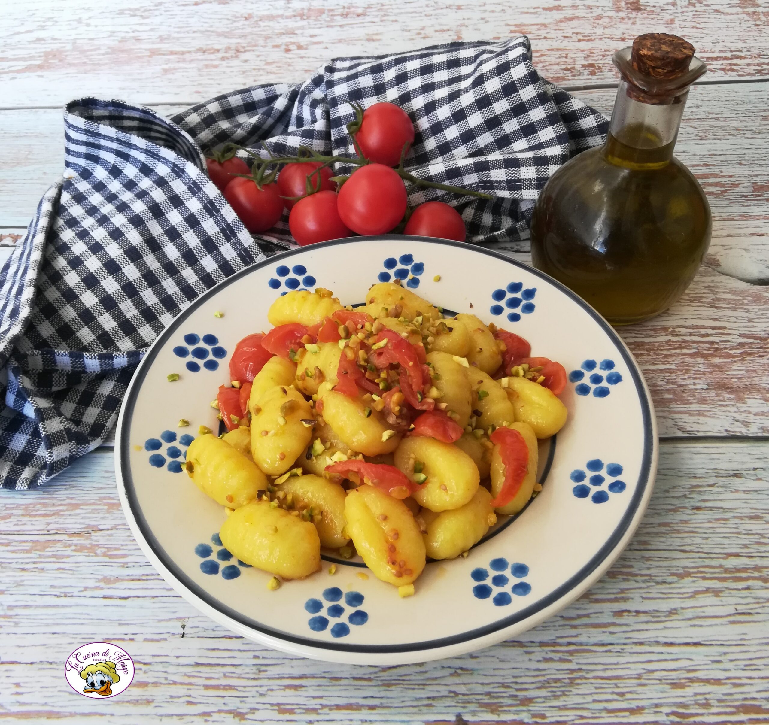 NHOQUE COM PISTACHE E TOMATINHOS