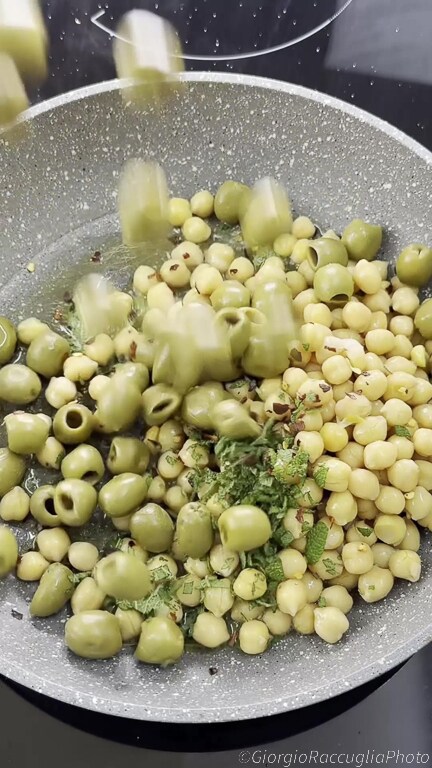 grão-de-bico com azeitonas cozidos na frigideira