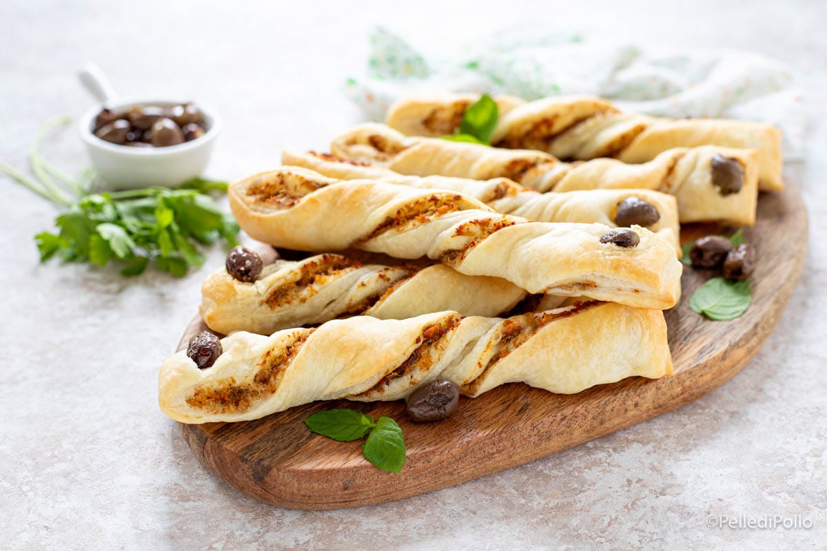 Grissini de massa folhada com atum e azeitonas