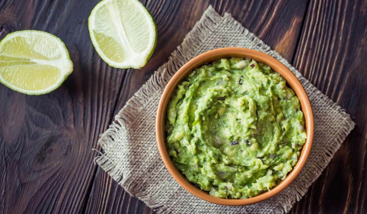 Guacamole caseira: receita mexicana fácil e rápida