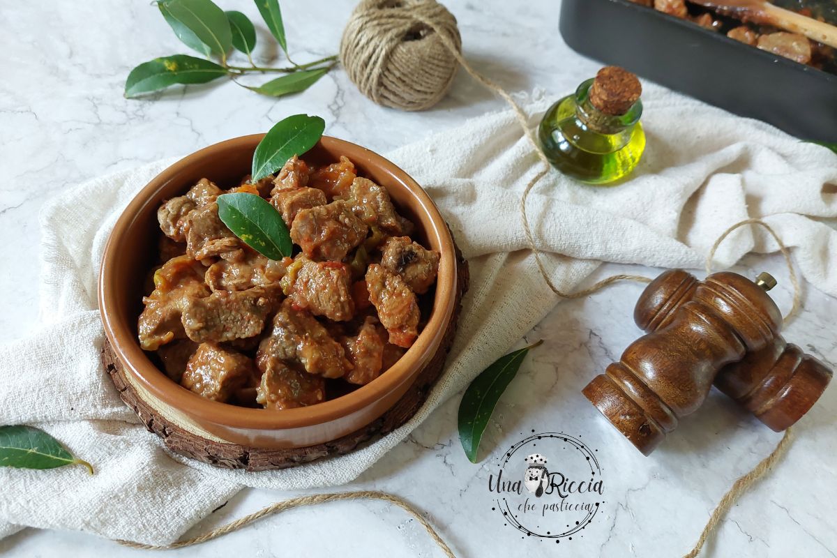 Guisado de carne bovina, ou bovino adulto, macio em cozimento lento