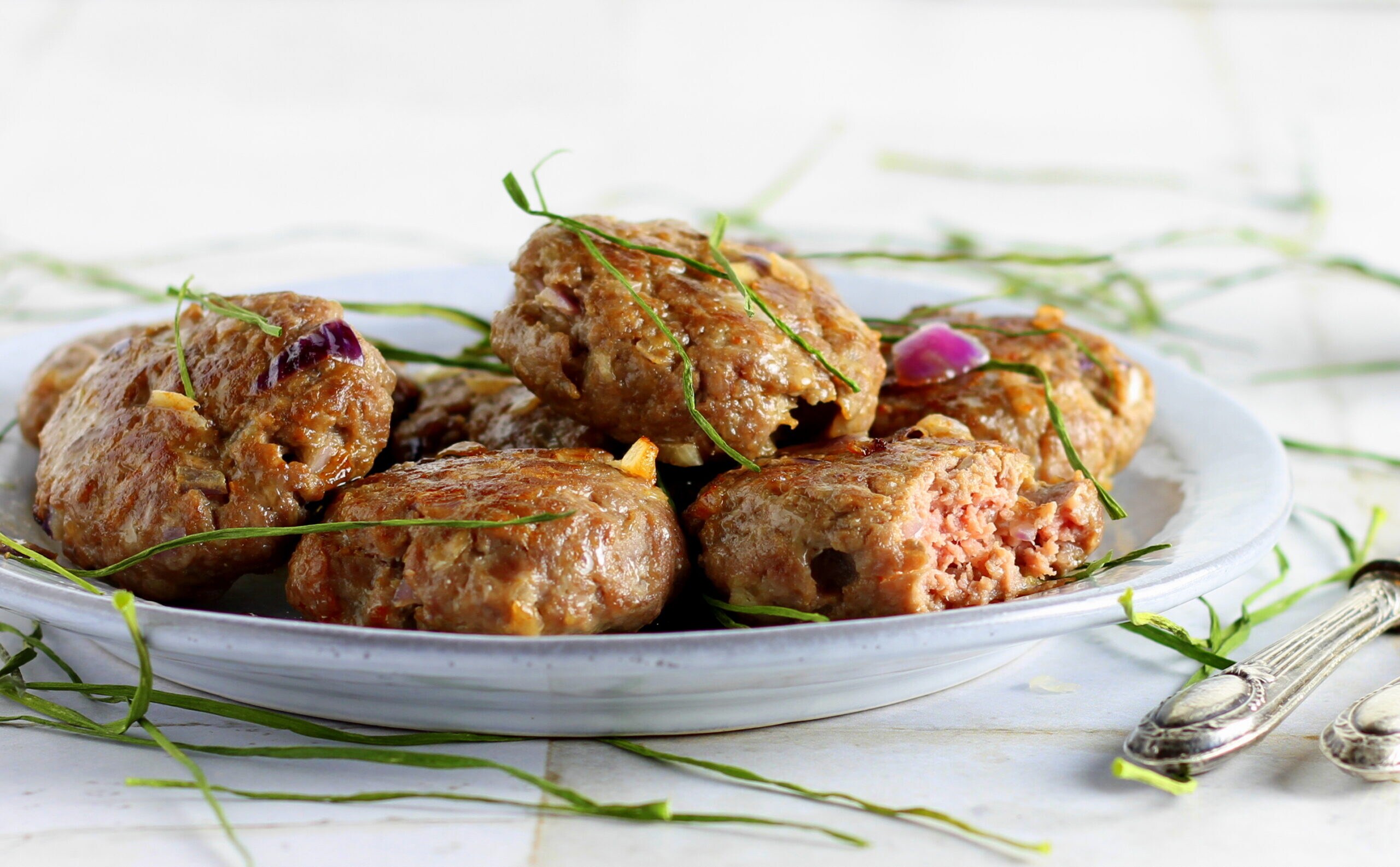 Hambúrgueres com cebola e parmesão