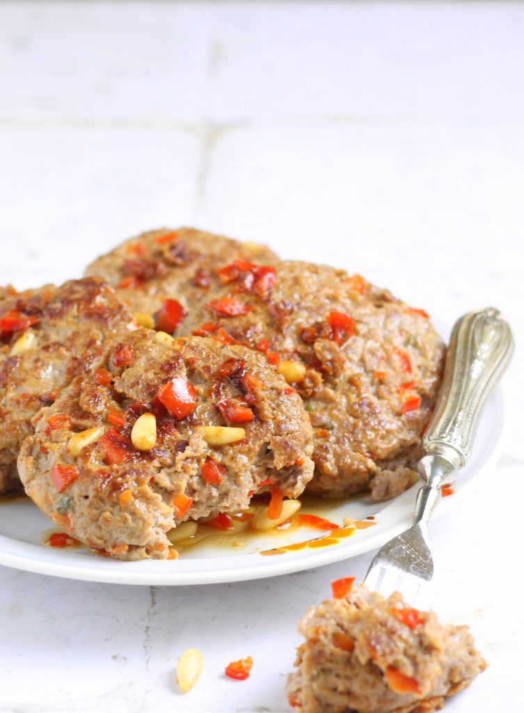 Hambúrguer de carne com pimentão e parmesão