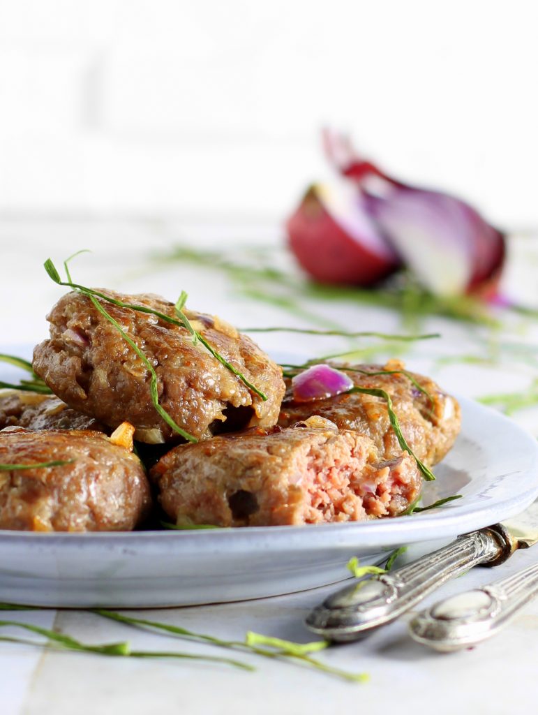 Hambúrgueres com cebola e parmesão