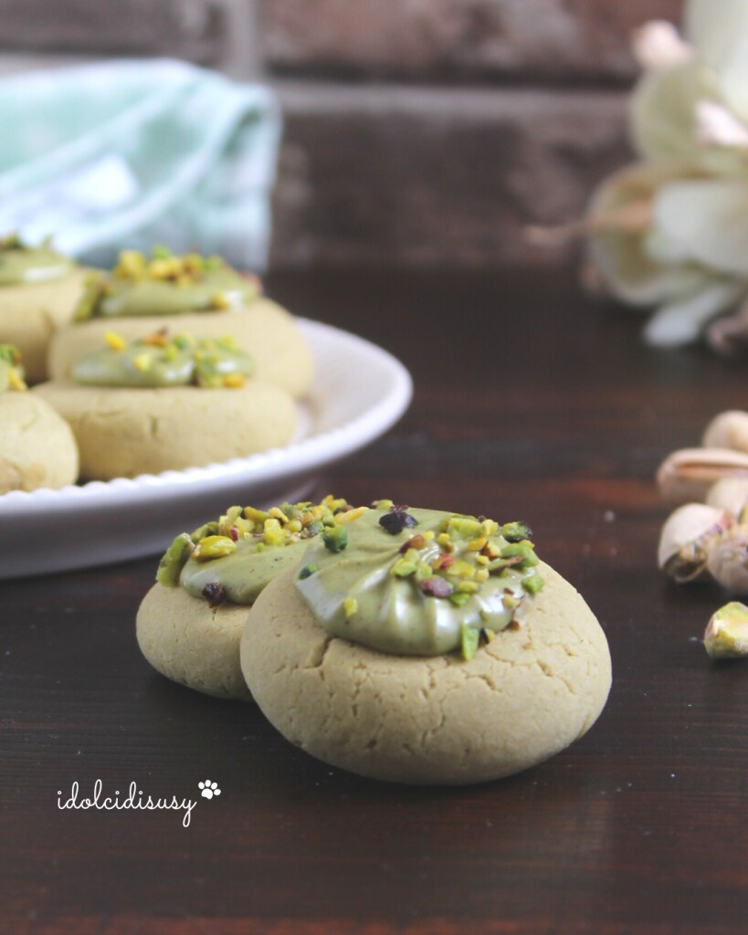 biscoitos de pistache com 3 ingredientes decorados com granulado