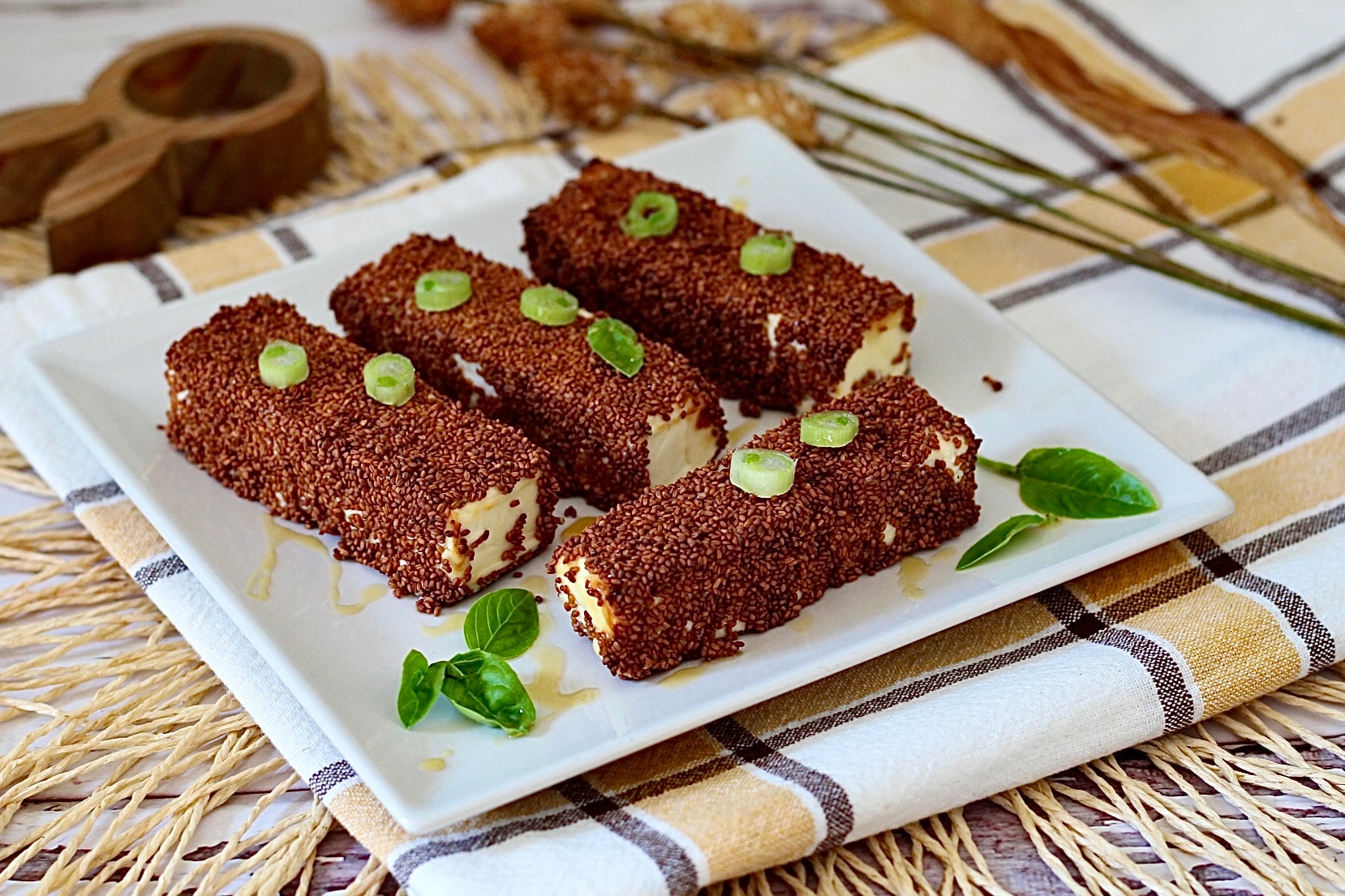 Feta em crosta de gergelim e mel