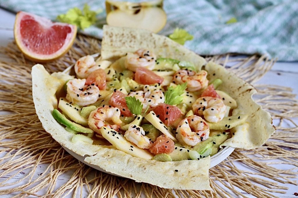 Salada de camarões marinados aos cítricos sobre pão carasau