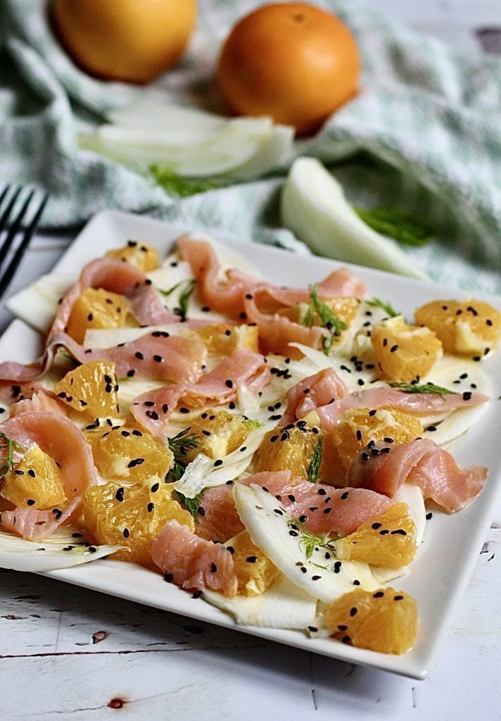 Salmão defumado marinado em salada de erva-doce e laranjas