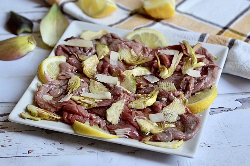Carpaccio de carne marinado com limão e alcachofras crocantes
