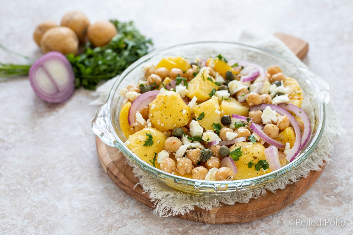Salada de grão-de-bico com batatas e feta