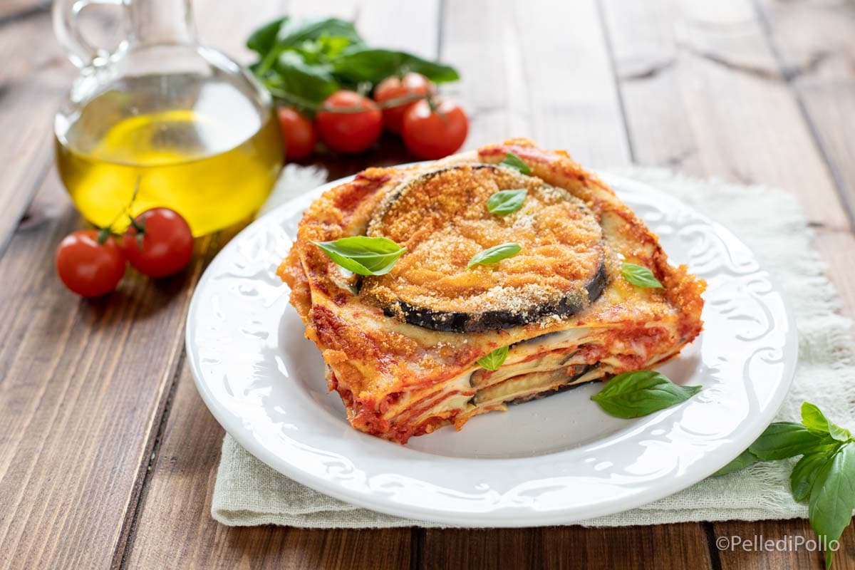 Lasanha com berinjela, provolone e tomate