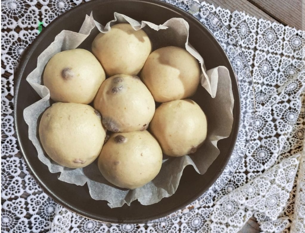 Pão brioche com uvas passas