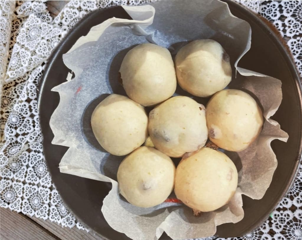 Pão brioche com uvas passas
