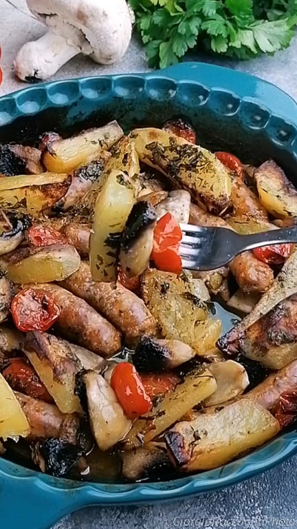 linguiça com cogumelos e batatas ao forno