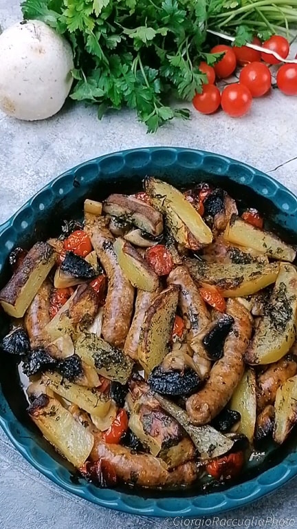 linguiça com cogumelos e batatas ao forno