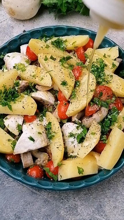 linguiça com cogumelos e batatas ao forno