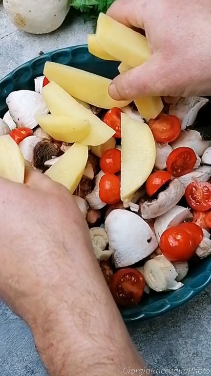 linguiça com cogumelos e batatas ao forno