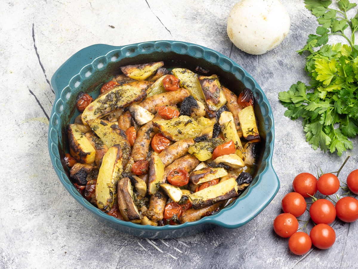 Linguiça com cogumelos e batatas ao forno