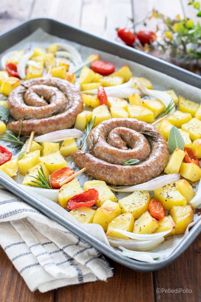 linguiça e batatas com tomatinhos assados