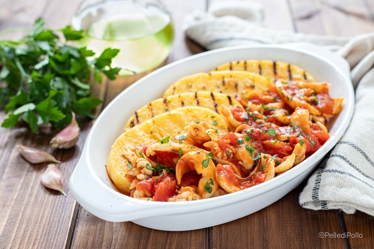 Lulas ensopadas com polenta