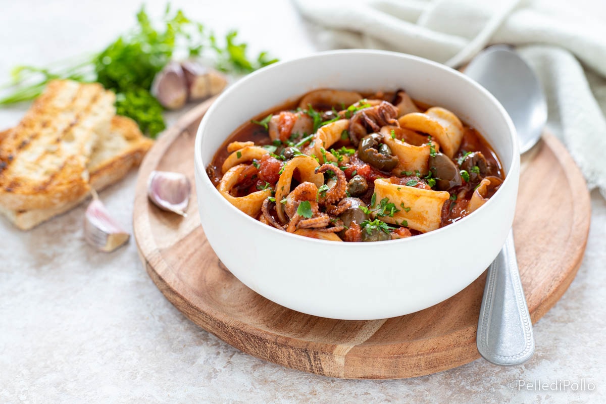 Lulas ao molho de tomate e azeitonas