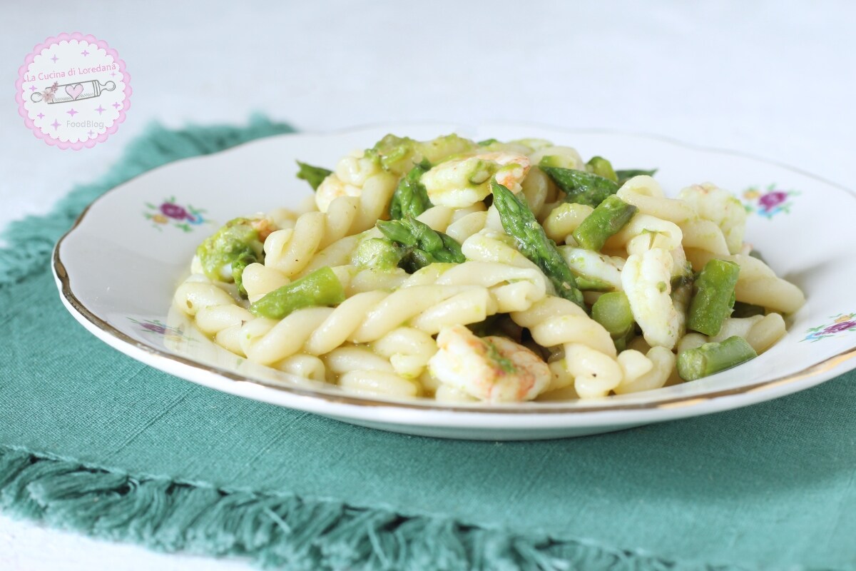 MACARRÃO COM ASPARGOS E CAMARÕES um prato principal delicioso