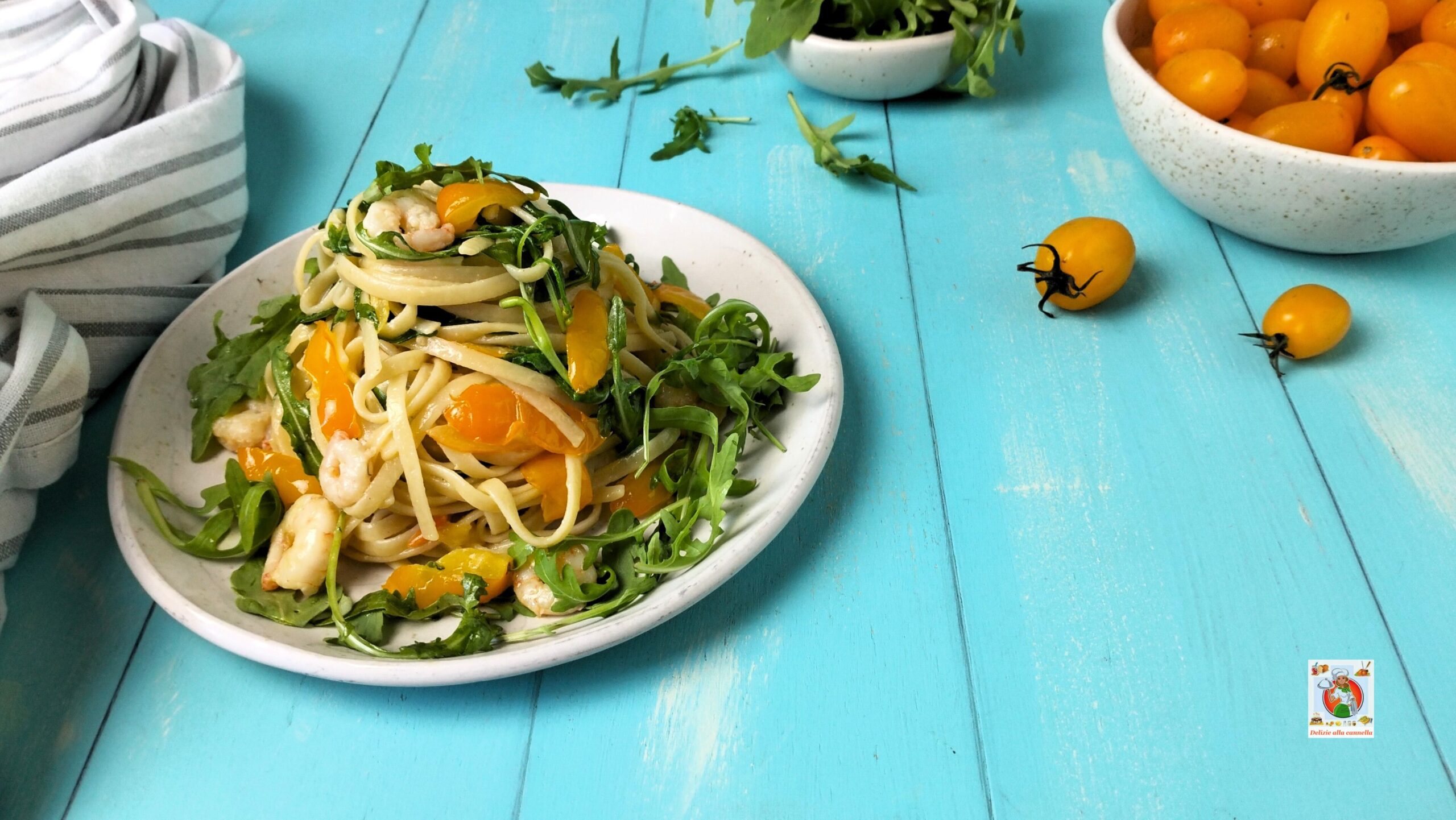 Macarrão com camarões, rúcula e tomatinhos amarelos: o prato principal rico nos sabores do verão