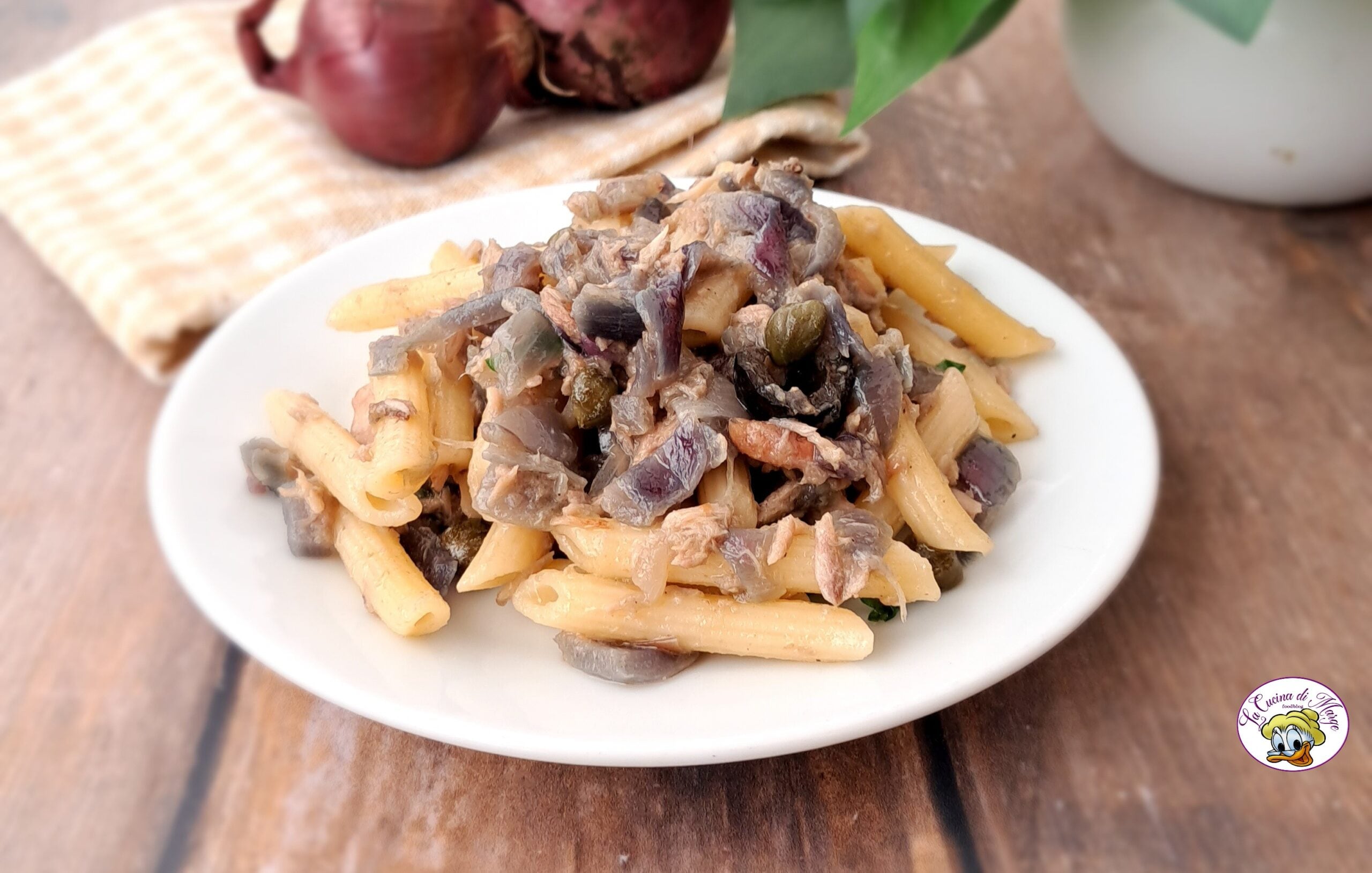 Macarrão com atum e cebolas