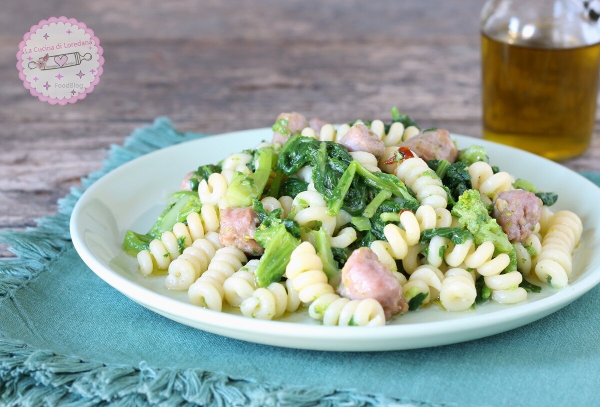 Macarrão com folhas de nabo e linguiça