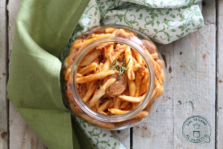 Macarrão ao molho à bolonhesa em vasocottura
