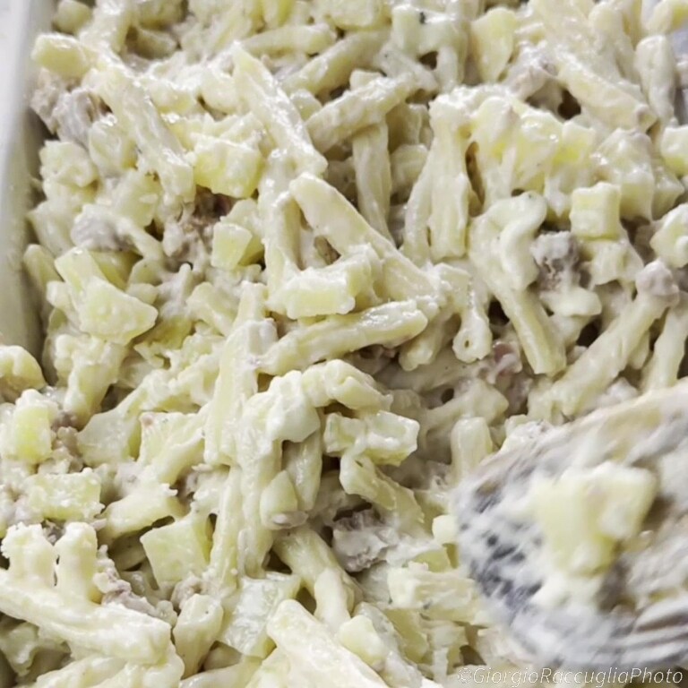 macarrão de forno com batatas e linguiça