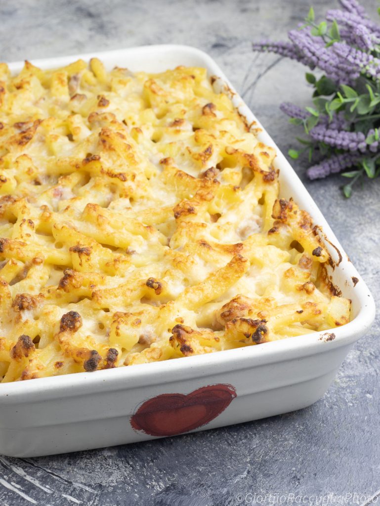 macarrão de forno com batatas e linguiça