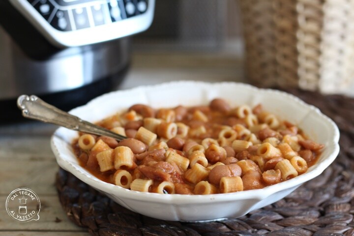Macarrão e feijão na multicooker