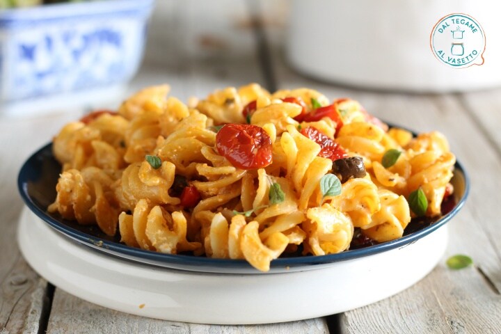 Macarrão com feta e tomates cereja rápido