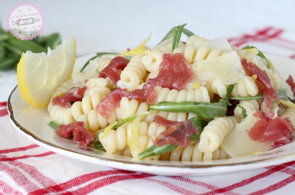 macarrão frio com bresaola e rúcula