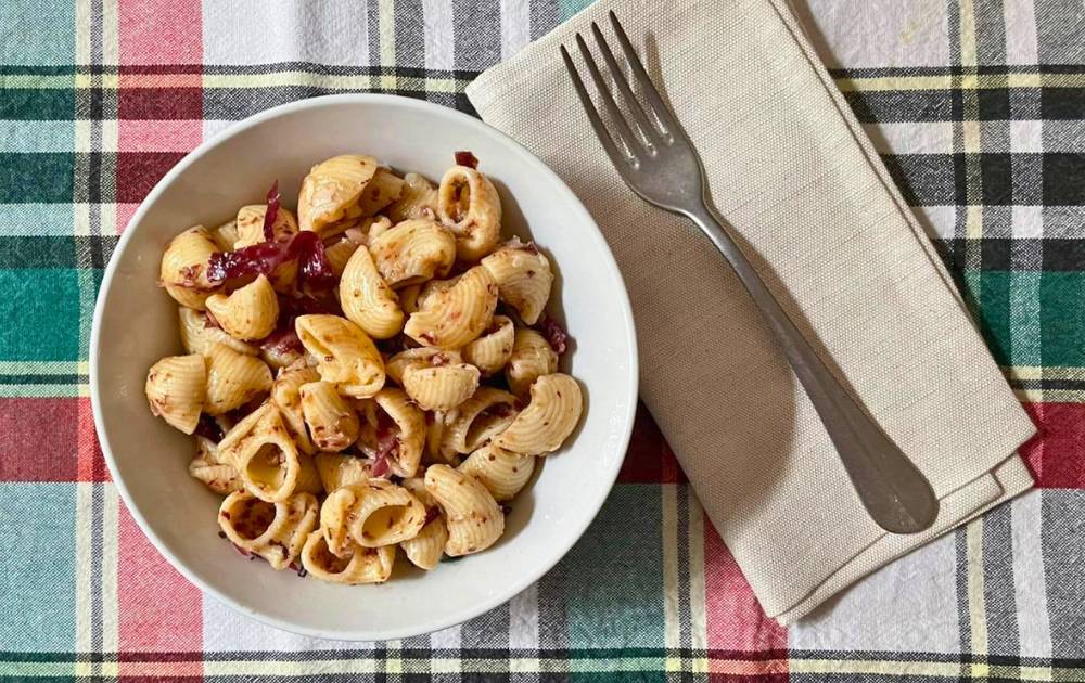 Macarrão frio com pesto de radicchio