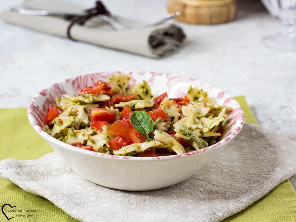 macarrão frio com pesto e tomatinhos