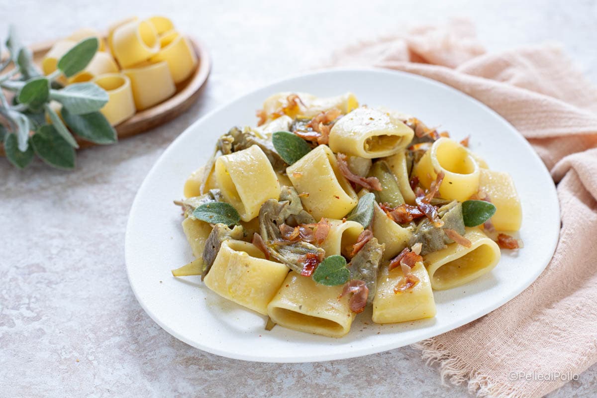 Macarrão com alcachofras e presunto cru