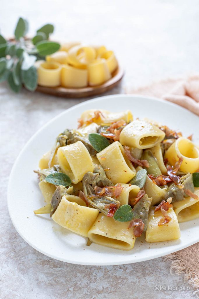 macarrão com alcachofras e presunto crocante