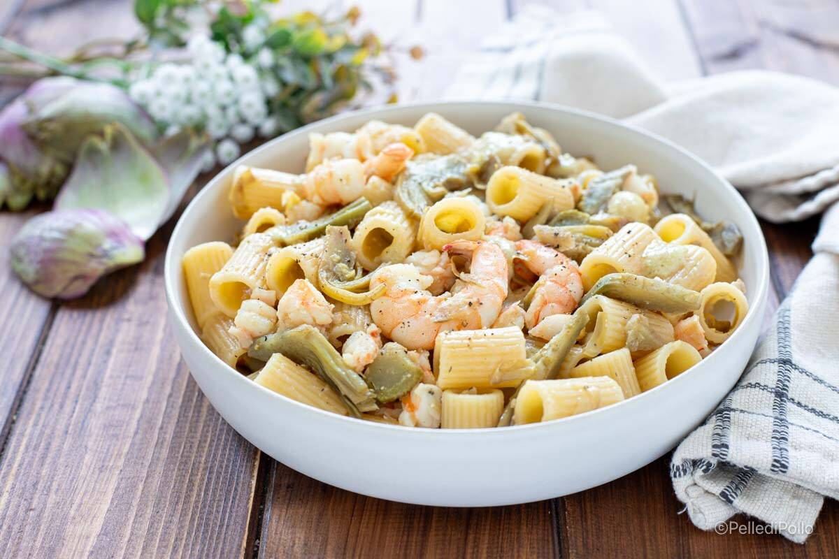 Macarrão com camarões e alcachofras