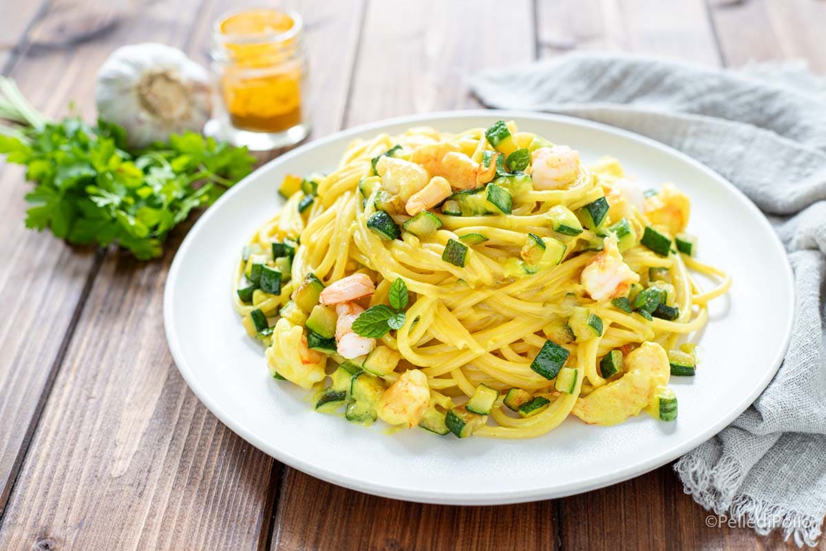 Macarrão com camarões e abobrinhas ao açafrão