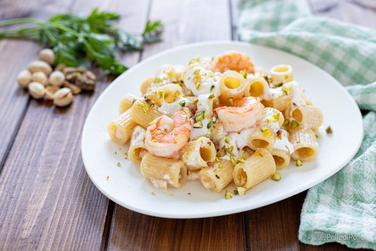 Macarrão com camarões, stracciatella e pistaches